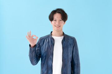 グッドサインをする男性