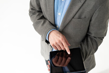 タブレットを持つ男性