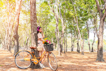 Obraz premium lifestyle woman and relax breathing fresh air in a green forest