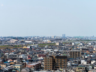 大阪を流れる大和川沿いの街並み