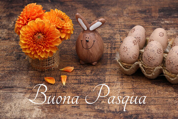 Biglietto d'auguri Buona Pasqua: composizione con coniglietti pasquali, fiori e uova di Pasqua...