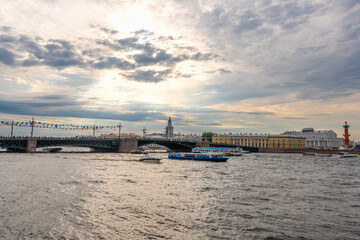 Am Fluss der Newa in St. Petersburg in Russland, im Hintergrund ist die Peter und Paul Kathedrale auf der Haseninsel zu sehen und viele Boote und Segelschiffe - obrazy, fototapety, plakaty
