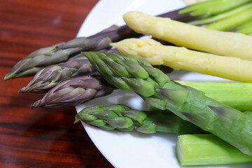 畑から収穫したばかりの新鮮なアスパラガス