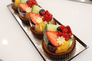 パティスリー が作ったイチゴとベリーとオレンジのフルーツタルトケーキ