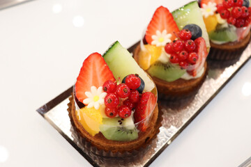 パティスリー が作ったイチゴとベリーとオレンジのフルーツタルトケーキ