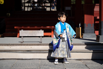 七五三のお祝いをする男の子
