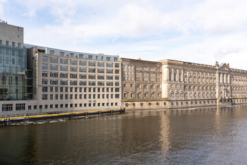 Naklejka premium The river flows along the ancient houses of the European city of Berlin. Ancient houses and river in Berlin.