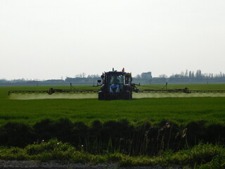 mezzo agricolo trattore nei campi