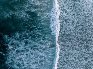 Toma cenital de olas rompiendo en el atlantico