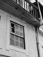 Fenêtre brisée d'une vieille maison