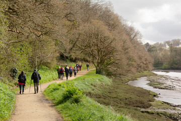 groupe de randonneurs sur un sentier en Bretagne