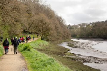 groupe de randonneurs sur un sentier en Bretagne