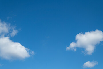 見上げると青い空と白い雲