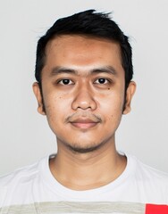 Obraz premium ID Photo: Indonesian Man in Indonesian Flag-inspired T-shirt for Passport 01