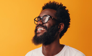 Obraz premium Sunny Disposition: Smiling Black Model in Glasses