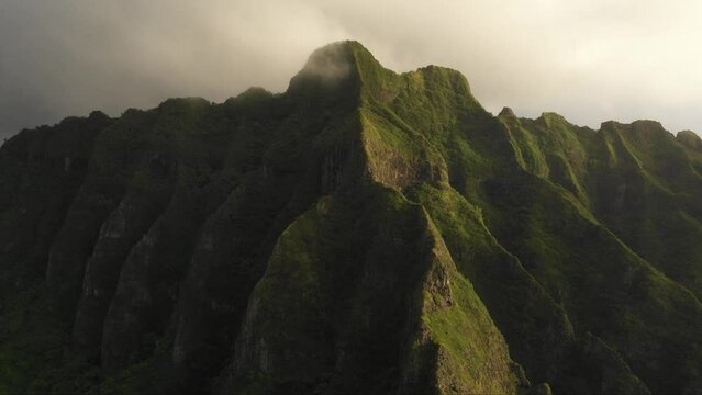 Drone flying towrds the Ko'olau Mountains on Oahu in Hawai'i.