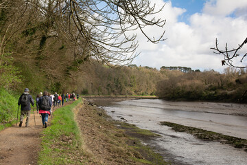 Groupe de randonneurs en Bretagne