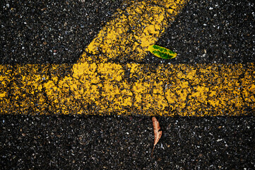 Gelbe Bodenmarkierung auf der Strasse