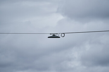 Über eine Strasse gespannte Leuchte