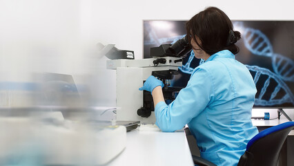 Obraz premium Medical scientific laboratory. Professional biotechnologist developing drugs. A female biochemist working at a computer with an image of genetic research in the background.