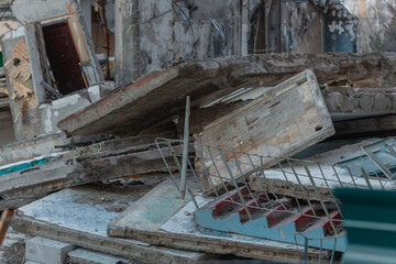 They began to dismantle parts of the building destroyed by the rocket. House. Missile strike high-rise building. Consequences of the attack on the city. Scars of war. Massive attack.
