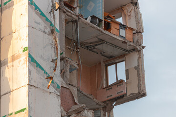 They began to dismantle parts of the building destroyed by the rocket. House. Missile strike high-rise building. Consequences of the attack on the city. Scars of war. Massive attack.