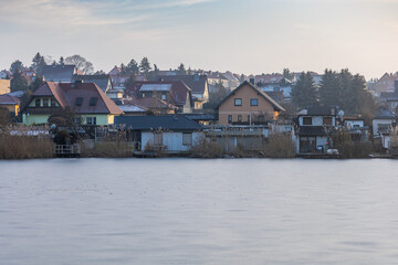 Fototapeta na wymiar Dorf am See