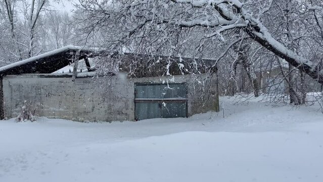 une grange avec sa toiture enneig&eacute;e	en hiver