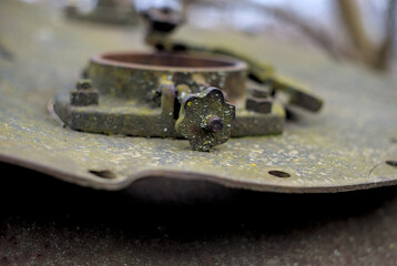 Photo of rusty tank lid mechanism