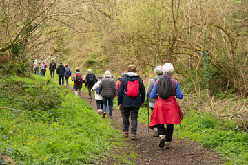 groupe de randonneurs sur un sentier en Bretagne