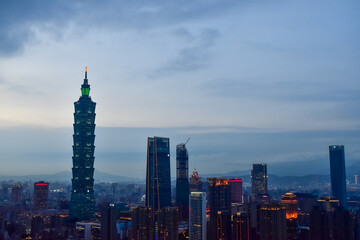 Fototapeta premium Aerial view of skyline of Taipei city with Taipei 101 Skyscraper at sunset from Xiangshan Elephant Mountain. Beautiful landscape and cityscape of Taipei downtown buildings and architecture in the city