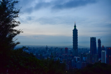 Fototapeta na wymiar Aerial view of skyline of Taipei city with Taipei 101 Skyscraper at sunset from Xiangshan Elephant Mountain. Beautiful landscape and cityscape of Taipei downtown buildings and architecture in the city