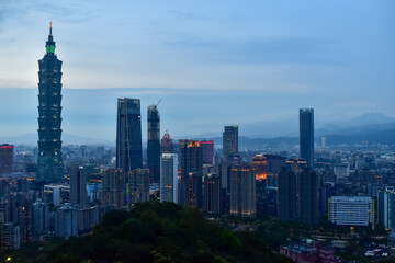 Fototapeta na wymiar Aerial view of skyline of Taipei city with Taipei 101 Skyscraper at sunset from Xiangshan Elephant Mountain. Beautiful landscape and cityscape of Taipei downtown buildings and architecture in the city