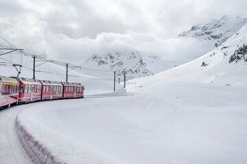 Bernina, Lago Bianco, Alpen, Graubünden, Winter, Schneedecke, Berninaexpress, Berninapass, Zugfahrt, Wintersport, Eis, Stausee, Winterlandschaft, Schweiz