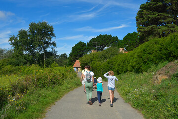 famille de randonneurs sur un sentier en Bretagne