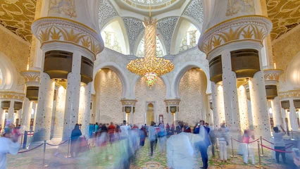 Foto op Plexiglas Magnificent interior of Sheikh Zayed Grand Mosque timelapse hyperlapse with crowd in Abu Dhabi. © neiezhmakov