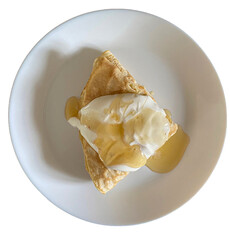 Słodki naleśnik  z serem na białym talerzu polany śmietaną i miodem. Widok z góry. Przezroczyste tło. Domowe jedzenie.