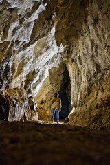 Grotte femme découverte aventure caverne pierre