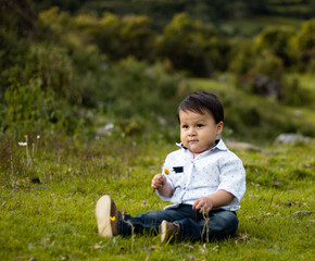 Un Encuentro Sereno entre la Inocencia y la Naturaleza Explorando la Belleza Natural ,beb&eacute; sentada en el campo naturaleza,aire libre, estil&oacute; de vida saludable,vacaciones