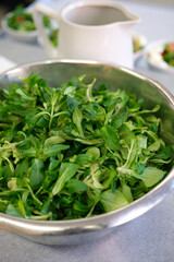 frischer Feldsalat in einer Schüssel