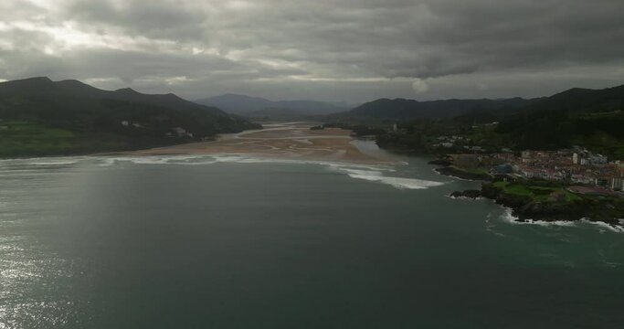 Amanecer en la ria de Mundaka a vista de dron