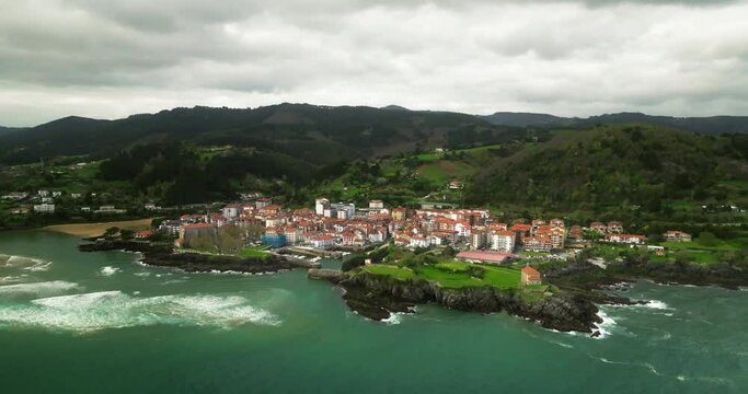 Mundaka a vista de dron en una nubosa ma&ntilde;ana con olas