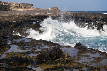 mare mosso provoca forti onde che si abbattono sulla costa
