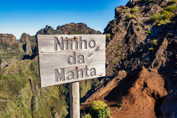 Obraz premium The photo depicts a wooden sign 