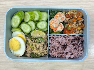 Mackerel salad, minced pork stir-fried with sauce, stir-fried bok choy with shrimp Boiled eggs with brown rice and cucumber
