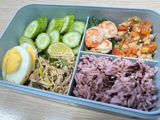 Mackerel salad, minced pork stir-fried with sauce, stir-fried bok choy with shrimp Boiled eggs with brown rice and cucumber