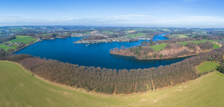 Die Bevertalsperre von Osten aufgenommen. Die Bevertalsperre hat die Aufgabe zur Regulierung des Zufluss zur Wupper