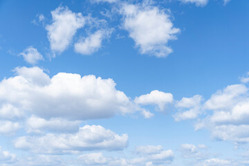 夏の青空と白い雲