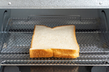 オーブントースターにセットされた食パン