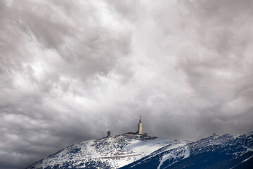 vue du Mont Ventoux, en hiver, avec un ciel menaçant. - obrazy, fototapety, plakaty